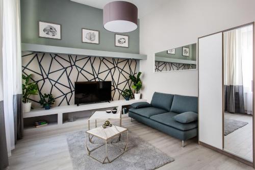 Elegant Duplex Near City Greenery