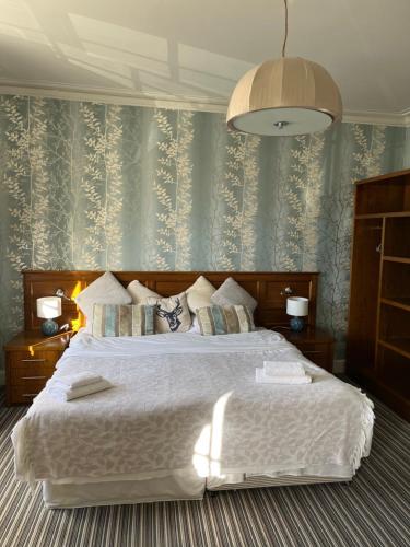 a bedroom with a large white bed in a room at Castle tavern pub&rooms in Richmond