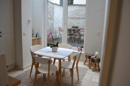 comedor con mesa, sillas y ventana en Exclusive ground floor place near market square en Brujas