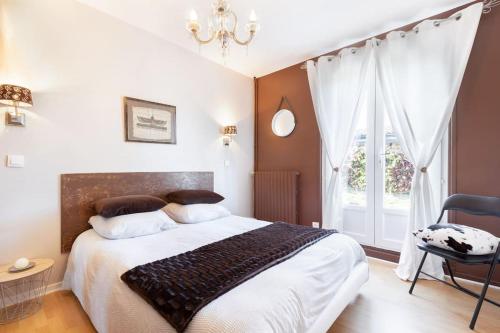 una camera da letto con un letto grande e una finestra di Villa 3 chambres parking et terrasse a Plaisance-du-Touch