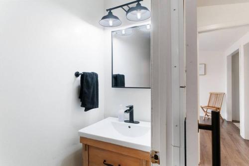 uma casa de banho com um lavatório e um espelho em The Rest on the River em Cedar Falls