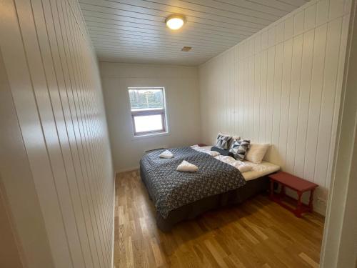 SkjåkにあるSignegarden - Midt i fjellheimen - Tett på Fjord-Norgeの小さなベッドルーム(ベッド1台、窓付)