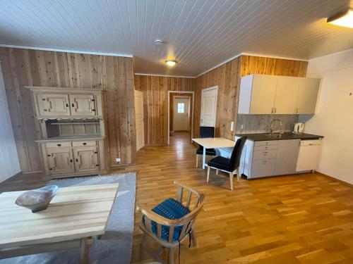 cocina y sala de estar con mesa y sillas en Signegarden - Midt i fjellheimen - Tett på Fjord-Norge en Skjåk