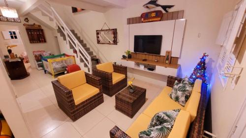 Μια τηλεόραση ή/και κέντρο ψυχαγωγίας στο Casa à beira mar de Maragogi com 3 quartos, 4 banheiros e Área Verde