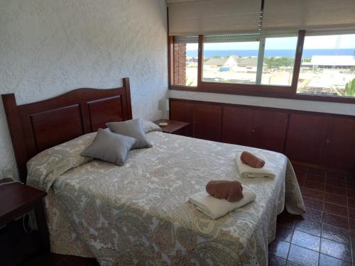 um quarto com uma cama com duas toalhas em Apartamento Alberobello em Punta del Este