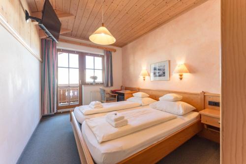 ein Hotelzimmer mit 2 Betten in einem Zimmer in der Unterkunft Resort Amadeus-Landhaus Amadeus in Gröbming