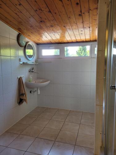 uma casa de banho com um lavatório e um espelho em Hubiza em Bukówka