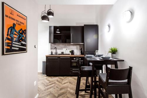 Nhà bếp/bếp nhỏ tại Walk to Nightlife from Quiet Condo - SPECIAL OFFER