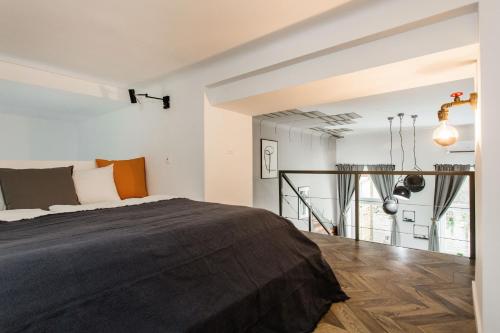 Giường trong phòng chung tại Walk to Nightlife from Quiet Condo - SPECIAL OFFER