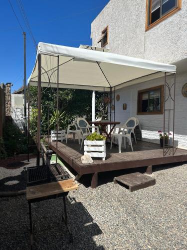 un patio con una tienda, una mesa y sillas en Cabañas Don Emilio, en Valparaíso