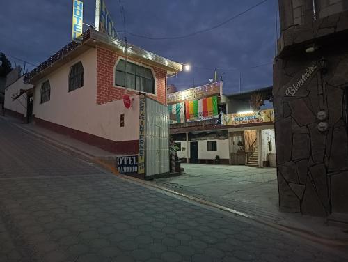 an empty street at night with a building at Hotel el Calvario in Zapotitlán Salinas