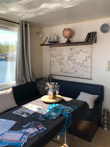 Cette chambre dispose d'une table avec un trophée. dans l'établissement Cottage flottant terrasse gamme supérieure option jacuzzi proche Dijon, à Ouges