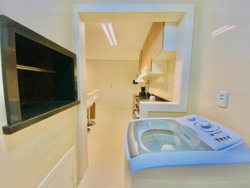 uma casa de banho com WC num quarto em Apartamento com fácil acesso ao Vale dos Vinhedos em Bento Gonçalves
