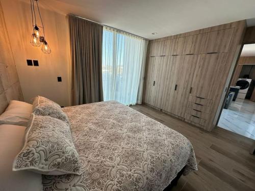 sypialnia z łóżkiem z wzorzystym kocem w obiekcie Loft en WTower 503 Mazatlan w mieście Mazatlán