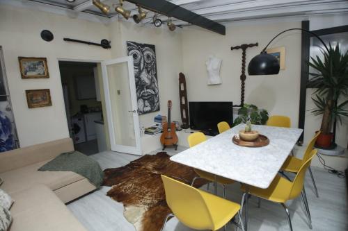 倫敦的住宿－COSY CAMDEN 2 BEDROOM APARTMENT WITH TERRACE，客厅配有桌子和黄色椅子