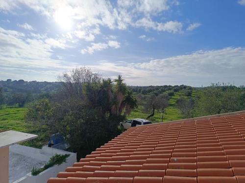 una vista desde el techo de una casa en Modesta Casa de Campo, en Alcantarilha
