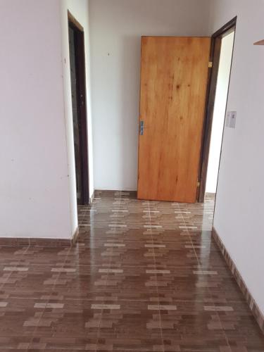 an empty room with a wooden door and a floor at HOSPEDAJE 3 de Mayo in Encarnación