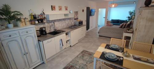 a living room with a kitchen and a bedroom at Erdgeschoss Koralle im Zentrum in Mönchengladbach