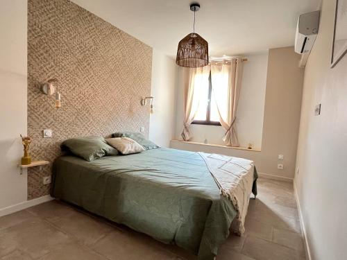 um quarto com uma cama e uma janela em Chaleureuse maison avec terrasse et garage em Espira-de-lʼAgly