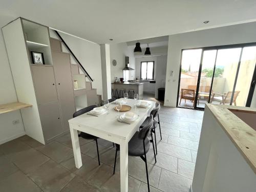 Kuchyň nebo kuchyňský kout v ubytování L'eden de l'agly Chaleureuse maison avec terrasse et garage
