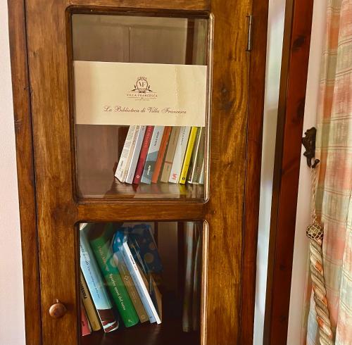 drewniana półka z książkami w obiekcie Villa Francesca Luxury w mieście Grottammare