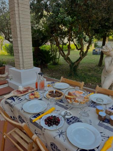 een tafel met daarop borden met eten bij Villa Francesca Luxury in Grottammare