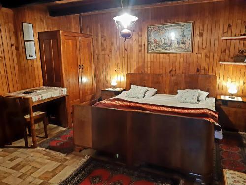 1 dormitorio con 1 cama grande y piano en Tri breze en Hum Breznički