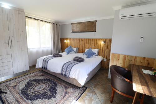 sypialnia z łóżkiem, stołem i biurkiem w obiekcie 7 At Brainline w mieście Pretoria