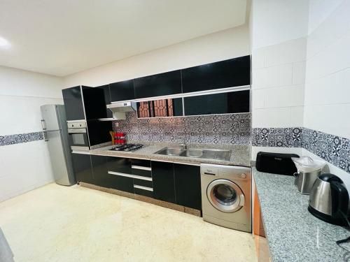 馬拉喀什的住宿－Chez Alex，厨房配有洗衣机和洗衣机。