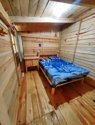 Habitación con cama en una cabaña de madera en Cabaña sobre el agua, 