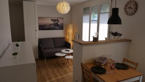 eine Küche und ein Wohnzimmer mit einem Tisch und einem Sofa in der Unterkunft Ferienwohnung Gottleubapark Apartment II in Pirna