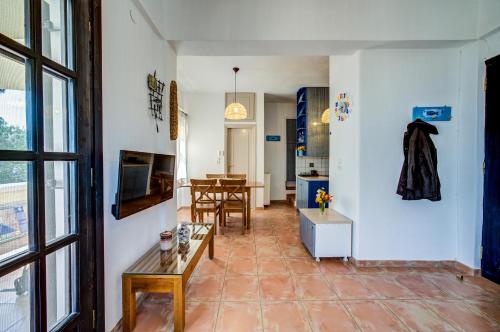 ein Wohnzimmer mit einem Tisch und einem Esszimmer in der Unterkunft Villa Salanti in Koilás