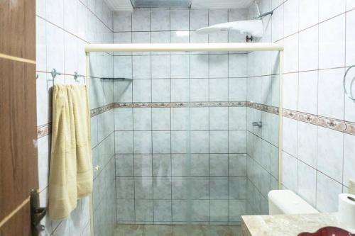 een badkamer met een douche, toilet en wastafel bij PV Marimbondo's House I in Itacaré