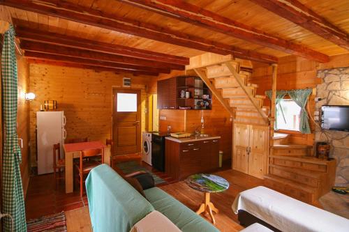 Una sala de estar con un sofá azul en una cabaña. en Cabin Drveni Kutak, en Sekulić 