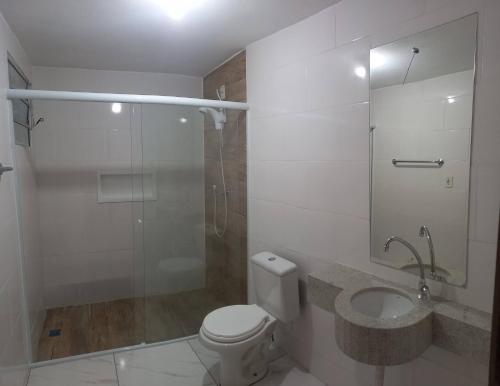 un bagno con doccia, WC e lavandino di Casa de praia a Palhoça