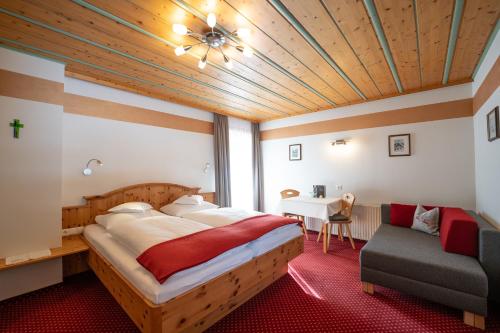 ein Schlafzimmer mit einem großen Bett und einem Tisch in der Unterkunft Haus Kössler in Radstadt