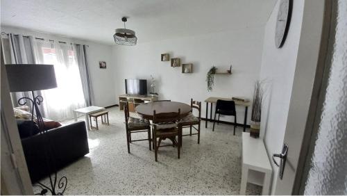 un salon avec une table et des chaises dans l'établissement Les Ocres, à Amélie-les-Bains-Palalda