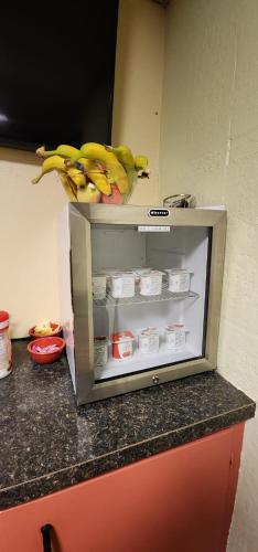 un frigorifero con banane sopra un bancone di Lantern Motel a Milbank