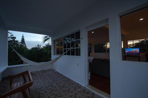 - une terrasse couverte avec un hamac dans une maison dans l'établissement Cenote Popol Vuh, à Leona Vicario