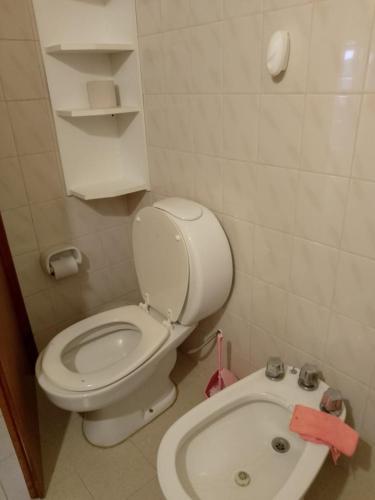a bathroom with a toilet and a sink at Vida nada me debes in Ostende
