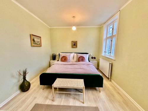 Un dormitorio con una cama grande y una ventana en Hirtshals Gamle Station, en Hirtshals
