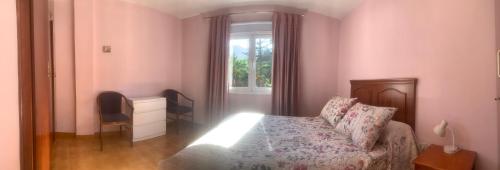 ラ・オロタバにあるCasa Lauraのベッドルーム1室(ドレッサー付きのベッド1台、窓付)