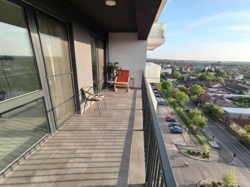 um apartamento varanda com vista para a cidade em Summer Haven- self check-in, parking, netflix, terrace, near mall em Oradea