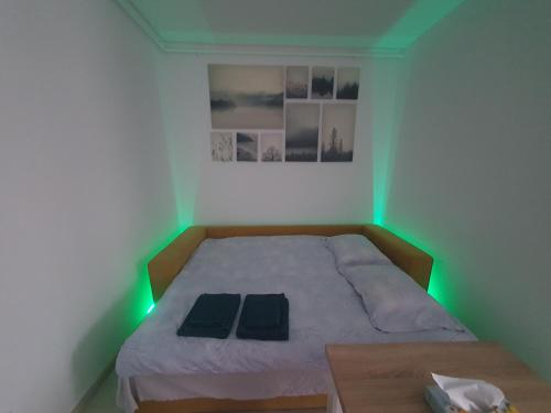 - une chambre dotée d'un lit avec des lumières vertes dans l'établissement Studio spațios,intim+ loc parcare propriu,vedere panoramică,utilat de lux, à Bucarest