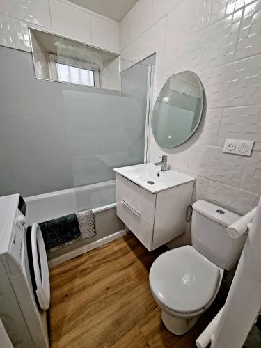 une salle de bain blanche avec des toilettes et un lavabo dans l'établissement Appartement T2 Proche plage des Catalans, à Marseille