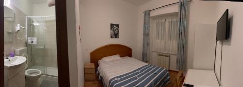 ローマにあるB&B Casa Felicitàの小さなベッドルーム(ベッド1台、シャワー付)