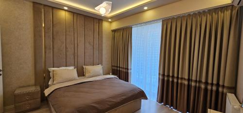 - une chambre avec un lit et une grande fenêtre dans l'établissement Eskan, à Istanbul