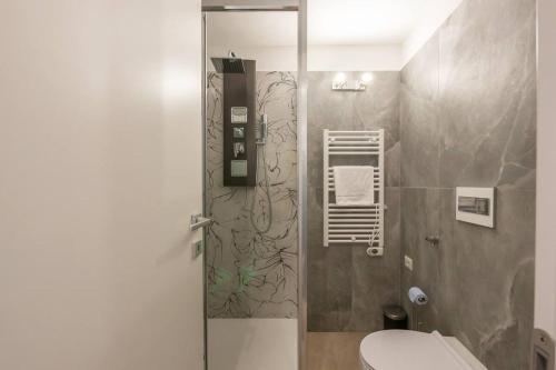 a bathroom with a shower and a toilet in it at [IHost Luxury Flat Bormio] - Centrale 69 in Piatta