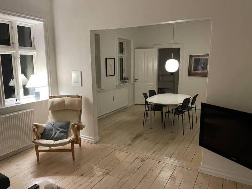 a living room with a table and a dining room at Vidunderligt byhus, 180m2 i hjertet af Esbjerg. in Esbjerg