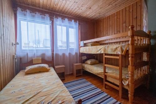 卡拉斯泰的住宿－拉姑恩旅館，一间卧室设有两张双层床和一扇窗户。